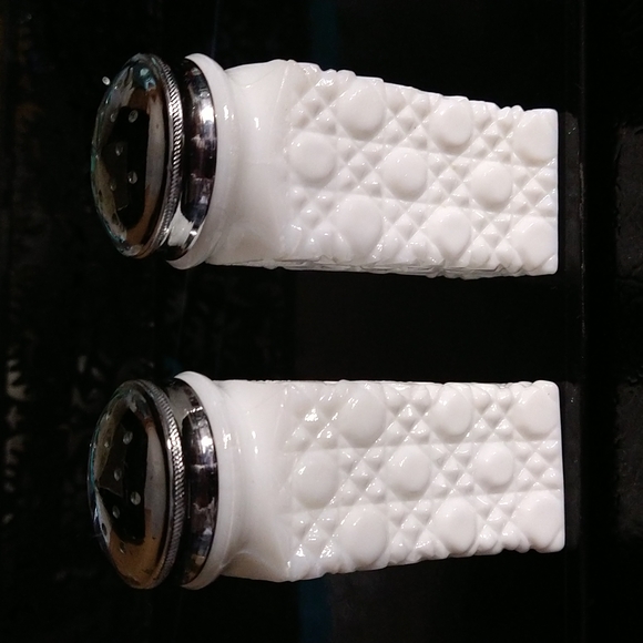 Milk Glass Salt and Pepper Shakers Atomic Pattern - Picture 3 of 11